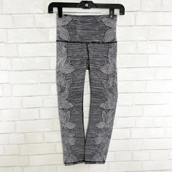 Lululemon Black & White Floral Dottie Tribe Cropped Wunder Under Women's Size 4 - Picture 1 of 8